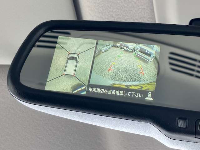 バックカメラの映像がルームミラーに映し出されます