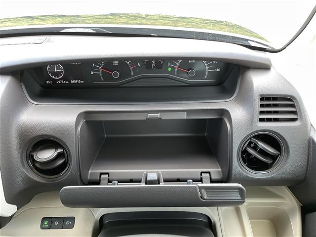 【グローブボックス】車検証ケースや、日頃使う小物類の収納に便利ですね！