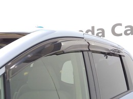 車内の空気の入れ替えだけでなく、雨天時の雨の入り込みや紫外線防止にも役立つドアバイザー装着済みです。