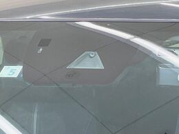【スマートシティブレーキサポート】低速走行中に前方の車両等を認識し、衝突しそうな時は警報とブレーキで衝突回避と被害軽減をアシスト。より安全にドライブをお楽しみいただけます。