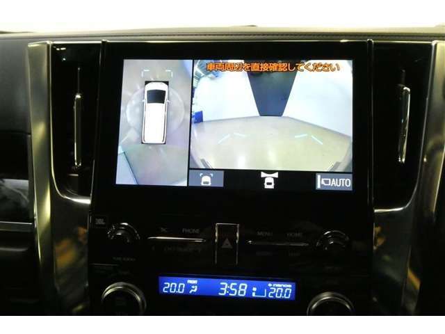【パノラミックビューモニター＆フロントビュー】見通しの悪い交差点やT字路などで車両の前方と左右方向の状況確認をする為に車両上方と前方カメラからの映像を同時に表示するので周りがハッキリ確認でき安心です