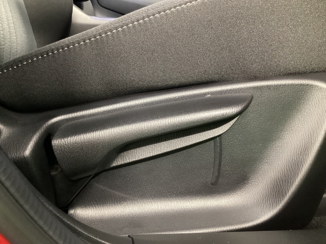 運転席にはドライバーの体型や好みに応じて前後方向だけでなく、高さの調整ができるシートリフターを装備！