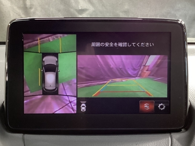 狭い場所での駐車やすれ違いなどでより的確な運転操作に役立つ360°ビューモニターが装備されています。