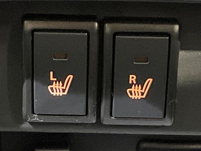 【シートヒーター】寒い日に重宝するシートヒーター！エアコンより早く温まってくれるので寒がりの人も安心ですね♪エアコンの温風は乾燥するから苦手、という方にもをおすすめです。