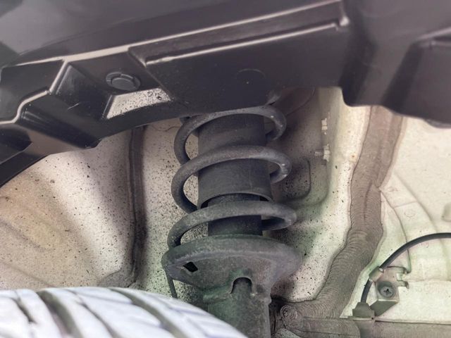 お車を安心してお乗りいただく為には、足回りの定期点検が欠かせません。サービスサポート（有償保証）では無料点検もご提供しており、安心のカーライフをお過ごしいただけるサポート体制が整っています。