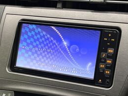 【純正ナビ】人気の純正ナビを装備しております。ナビの使いやすさはもちろん、オーディオ機能も充実！キャンプや旅行はもちろん、通勤や買い物など普段のドライブも楽しくなるはず♪