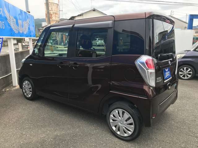 外装も毎日磨いております。中古車だから傷はあるもの。でもキレイなほうがいい。納車の際に「中古車じゃないみたい」って言ってくださるお客様の顔が好きなんです。