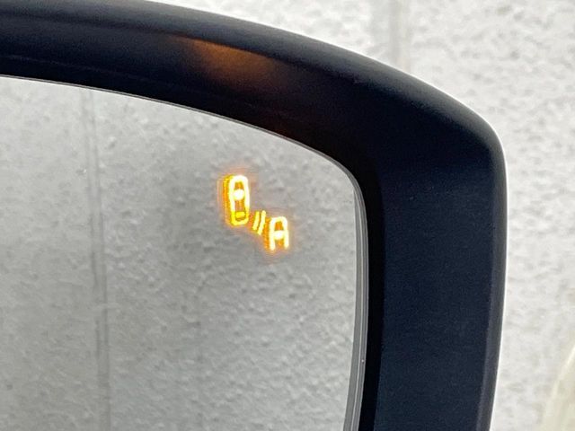 【ブラインドスポットモニタリング】走行中、ドアミラーの死角になりやすい箇所に後続車が接近するとサイドミラー付近に警告を表示、ドライバーに注意喚起をしてくれます。