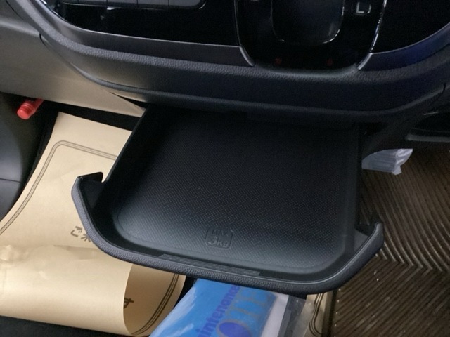 さまざまな使い方のできる【スライドセンタートレー】運転席からも助手席からも自在に使えます。