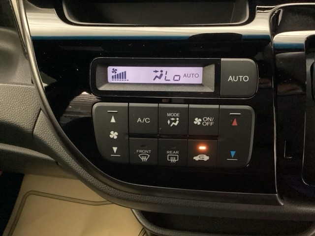 オートエアコンで、毎日のドライブを快適に。温度、風量を自動で調整し、理想的な車内環境を提供します。
