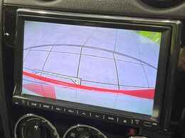 【バックカメラ】駐車時に後方がリアルタイム映像で確認できます。大型商業施設や立体駐車場での駐車時や、夜間のバック時に大活躍！運転スキルに関わらず、今や必須となった装備のひとつです！