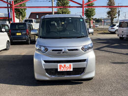 【当店のこだわり】入庫後のお車は選任スタッフによる細部清掃を実施しております。足回り、エンジンルーム、室内、室外を隅々まで綺麗にしております。展示車はピカピカです。全国配送も可能ですのでご相談下さい