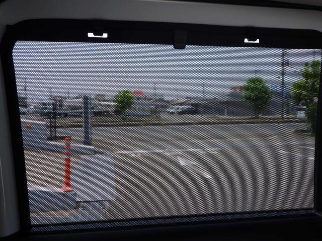 後席窓ガラスには夏場の日差しのジリジリ感から守ってくれるロールサンシェード付き！使わないときは収納も可。