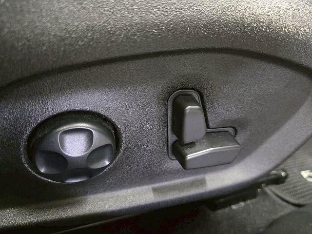 【パワーシート】は細やかな調整ができ、体格を問わずベストポジションがとれ長距離ドライブも快適です。