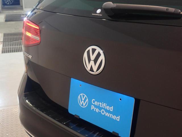 リアカメラがVWエンブレムに内蔵されています。ギアをリバースに入れると車両後方の映像が映しだされます。