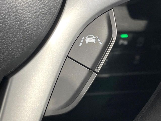 【車線逸脱抑制機能】高速道路走行時、車線からはみ出しそうな時にステアリングを制御し車線内を走行する様にアシスト。より安全な運転をサポートしてくれます！