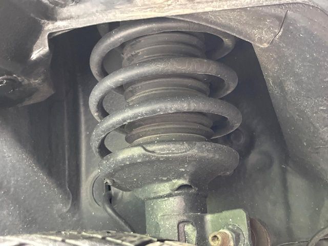 お車を安心してお乗りいただく為には、足回りの定期点検が欠かせません。サービスサポート（有償保証）では無料点検もご提供しており、安心のカーライフをお過ごしいただけるサポート体制が整っています。