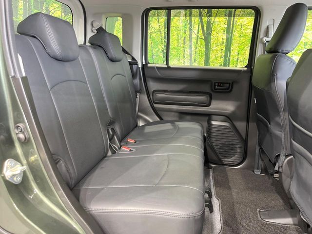 広々とした2列目シートは居住性が高く、居心地も快適！友達や家族とのお出かけにぴったりです。ベビーシートやチャイルドシート使用時も快適にお過ごしいただける十分な空間を確保しています。