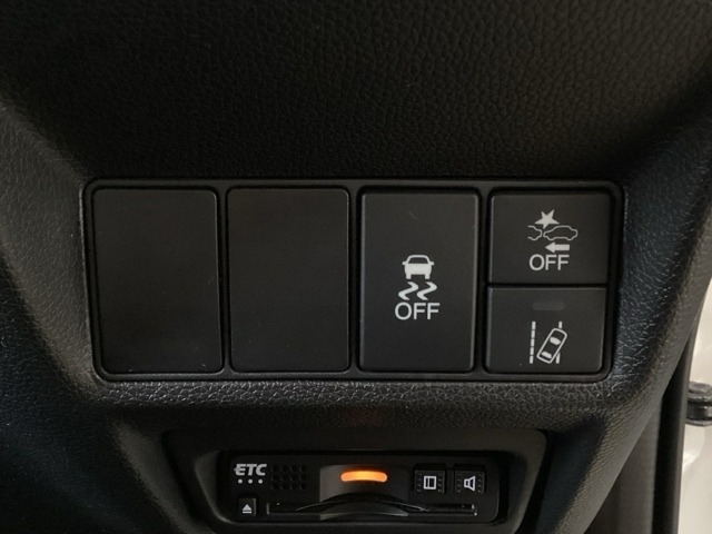 Hondaセンシング用の、VSA（ABS＋TCS＋横滑り抑制）解除とレーンキープアシストシステムのメインスイッチなどはハンドルの右側に装備しています。