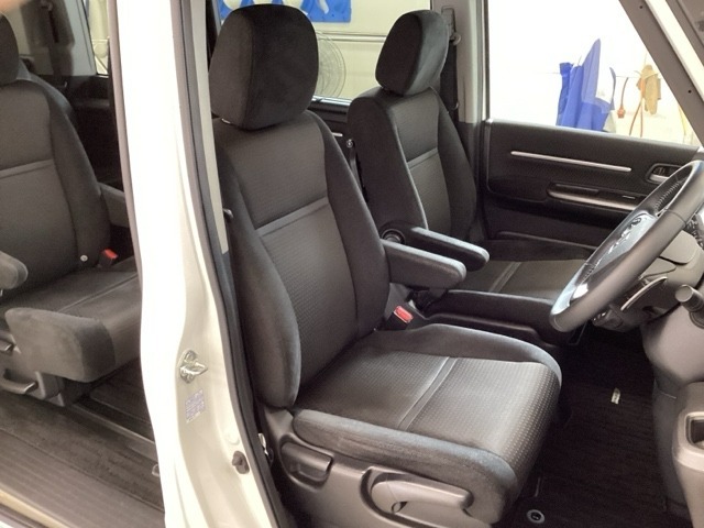 女性でも運転がしやすいように、シートの高さ調整機能（シートリフター）がついています。運転席と助手席の間が空いている為、助手席側への移動がスムーズです。交通量の多い道でも助手席側から乗り降りができます。