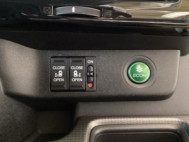 リアドアは乗り降りに便利な両側電動スライドドアです。また運転席に座っていながらスイッチ操作で自在にスライドドアを開け閉めできます。燃費に役立つECONボタンもここです。