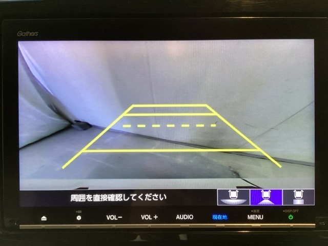 バックでの車庫入れも安心です！　リアカメラが付いているバックモニター付のナビを装備しております。操作線もついており距離感も画面から確認できます。
