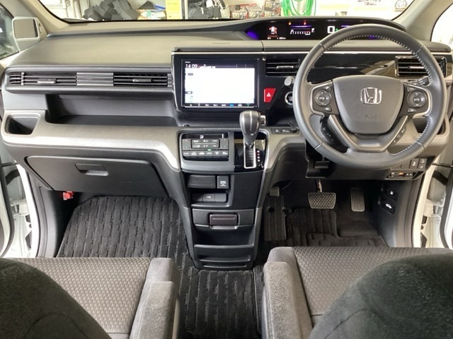 車内は光触媒抗菌消臭施工済です。スタイリッシュなデザインでスポーティなインパネ周りを演出します。グローブボックスやカップホルダーのほかにトレーなどたくさんの収納スペースが付いています。