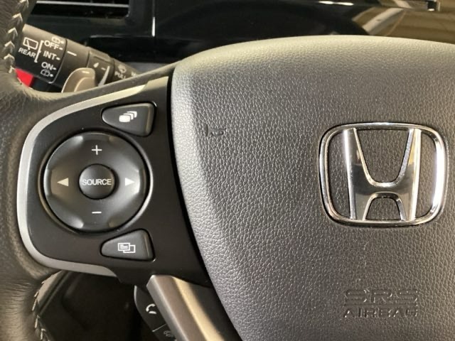 ステアリングスイッチがついていますので、オーディオのチャンネル変更、ボリューム、ジャンル変更が操作可能です。ハンドルから手を離さず安全に操作できます。