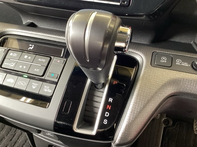 CVT車のセレクトレバーです。低速から高速まで、変速ショックのないスムーズな走りを実現するとともに、エンジン効率のよい領域を維持することで燃費にも貢献します。