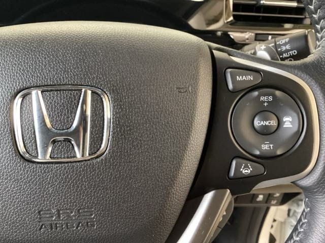 ハンドルにHondaセンシング系のクルーズコントロールやレーンキープアシストなどのスイッチが装備されています。ハンドルから手を離さず安全に操作できます。