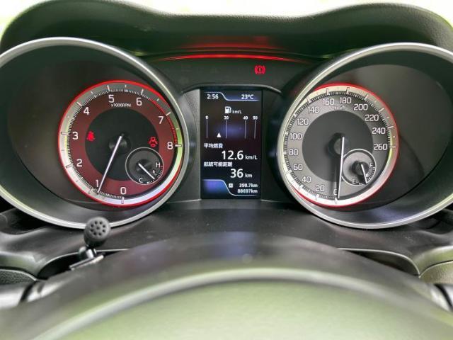 WECARSの展示場では実際に見て、触ってお車をお選びいただけます！知識の豊富な営業スタッフが様々なカーライフをご提案いたします！