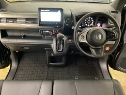 車内は光触媒抗菌消臭施工済です。スタイリッシュなデザインで暖かみのあるインパネ周りを演出します。グローブボックスやカップホルダーのほかにトレーなどたくさんの収納スペースが装備されています。