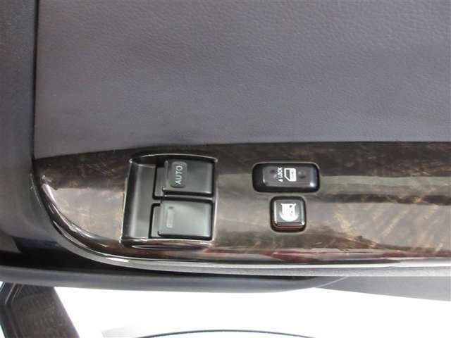 パワーウィンド付きで、走行中の換気や駐車場のチケット受け取りもラクラクです。