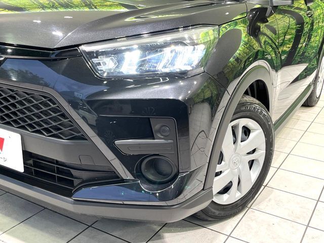 【LEDヘッドライト】悪天候や夜間走行時も良好な視界を確保し安心して運転できる高輝度LEDヘッドライトを装備！点灯速度が早く、消費電力も抑えられています。