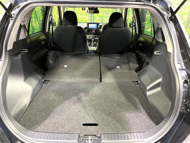 ラゲッジルームは、大容量のスペースを確保。普段のお買い物からレジャーまで、幅広く活躍してくれます！また、リアシートを倒すことでバリエーション豊かにお使いいただけます。