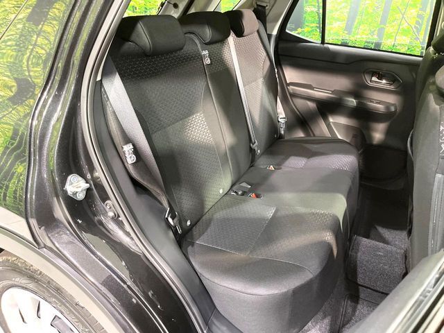 広々とした2列目シートは居住性が高く、居心地も快適！友達や家族とのお出かけにぴったりです。ベビーシートやチャイルドシート使用時も快適にお過ごしいただける十分な空間を確保しています。