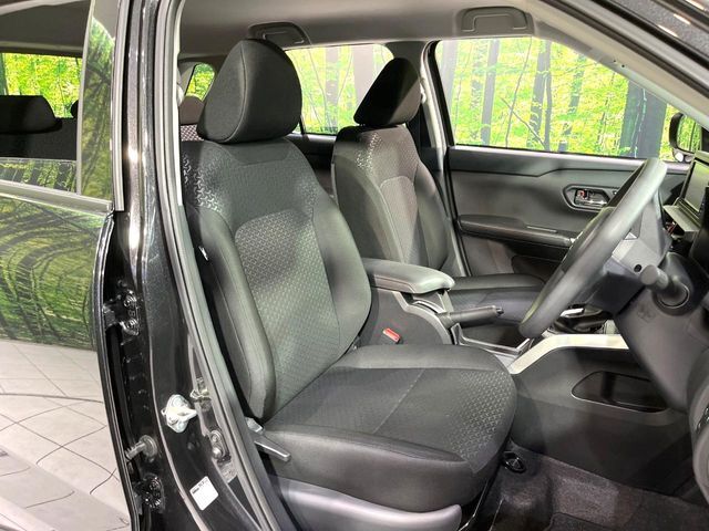 運転席まわりには十分なスペースがあり、大柄な方でもゆったり運転していただける環境です。