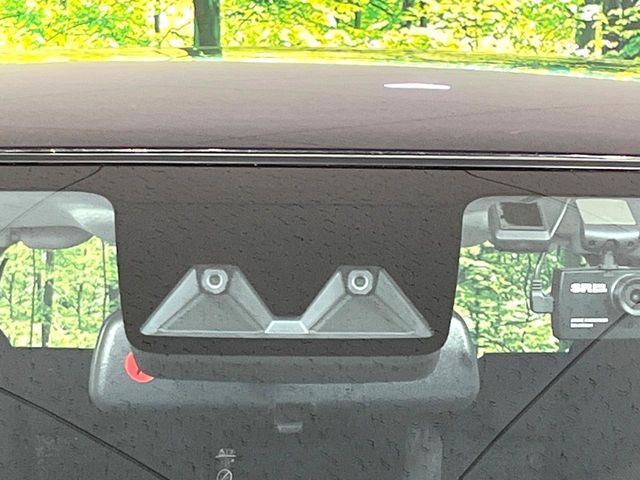 【スマートアシスト】走行中に前方の車両等を認識し、衝突しそうな時は警報とブレーキで衝突回避と被害軽減をアシスト。より安全にドライブをお楽しみいただけます。