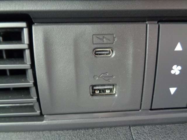ナビ連動USB・充電USB
