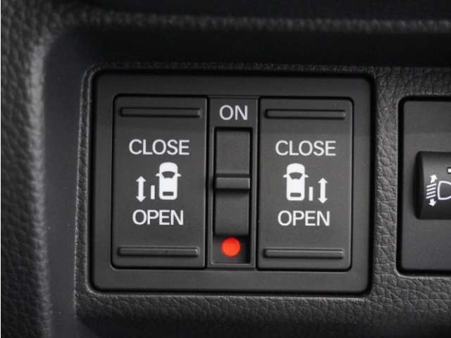 ◆両側電動スライドドア◆狭い駐車場でも乗り降りが楽々♪お子様が隣の車にドアを当ててしまう心配もございません！小さなお子様連れの方もこれで安心。