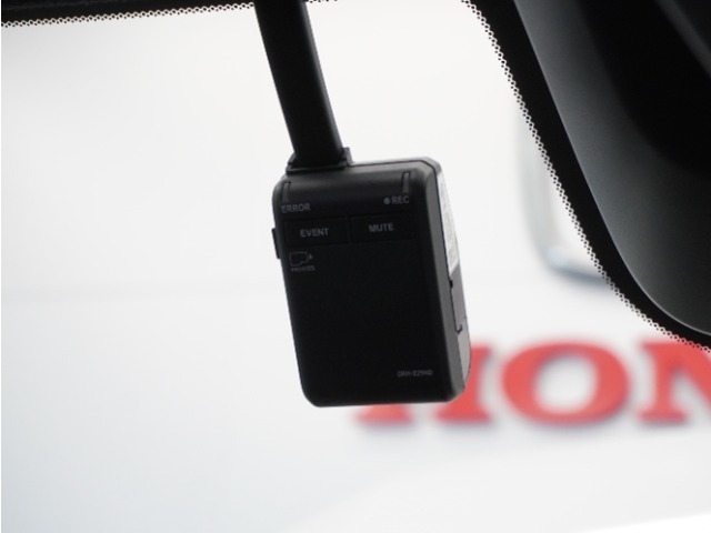 ◆ドライブレコーダー◆映像・音声などを記録する自動車用の装置です。　もしもの事故の際の記録はもちろん、旅行の際の思い出としてドライブの映像を楽しむことができます。