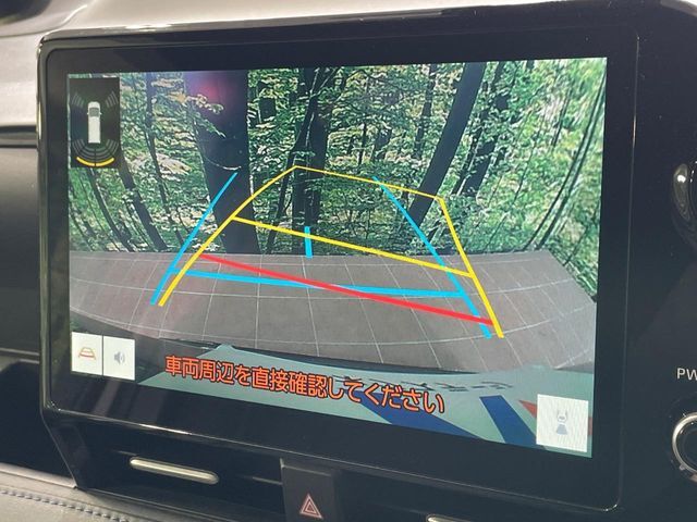 【バックカメラ】駐車時に後方がリアルタイム映像で確認できます。大型商業施設や立体駐車場での駐車時や、夜間のバック時に大活躍！運転スキルに関わらず、今や必須となった装備のひとつです！