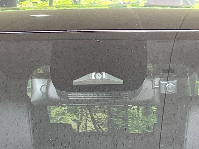 【トヨタセーフティセンス】走行中に前方の車両等を認識し、衝突しそうな時は警報とブレーキで衝突回避と被害軽減をアシスト。より安全にドライブをお楽しみいただけます。