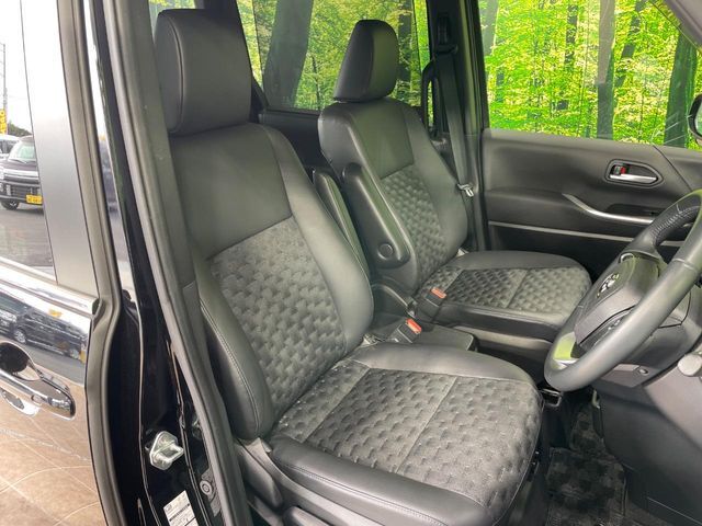 【ハーフレザーシート】高級感と座り心地を両立した人気のシート♪背面・座面のファブリック素材は、通気性の良さや滑りにくさに優れています。気温や服装に左右されず快適にお乗りいただけます。