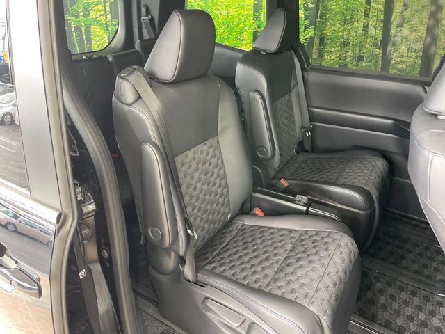 【オットマン付セカンドシート】足を延ばしてリラックスしたいときに便利なオットマン！ロングドライブや仮眠の際にもゆったり快適にお過ごしいただけます♪