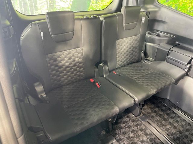 3列目シートはもちろん状態良好☆大人でもゆったりと座って頂けますので、大人数でのお出かけもラクラクです♪ご家族で、気の知れた仲間で、ドライブに行くのが楽しみですね♪