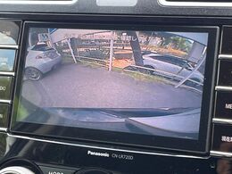【バックカメラ】駐車時に後方がリアルタイム映像で確認できます。大型商業施設や立体駐車場での駐車時や、夜間のバック時に大活躍！運転スキルに関わらず、今や必須となった装備のひとつです！