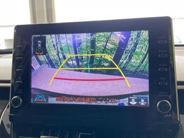 【バックカメラ】駐車時に後方がリアルタイム映像で確認できます。大型商業施設や立体駐車場での駐車時や、夜間のバック時に大活躍！運転スキルに関わらず、今や必須となった装備のひとつです！