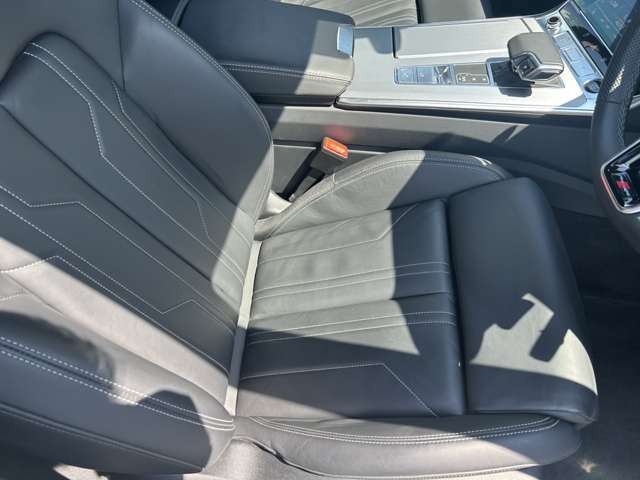 ●レザーシート『高級感や耐久性がありこちらのモデルにも採用されています。レザーは見た目が美しく内装を豪華に演出します。柔らかく肌触りが良く長時間の運転でも快適です。