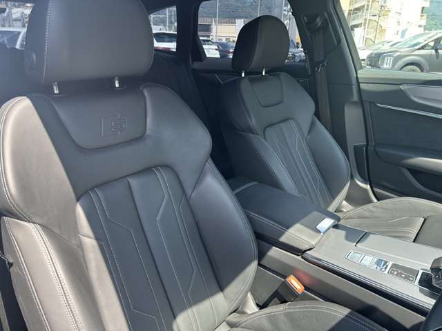 ●レザーシート『高級感や耐久性がありこちらのモデルにも採用されています。レザーは見た目が美しく内装を豪華に演出します。柔らかく肌触りが良く長時間の運転でも快適です。